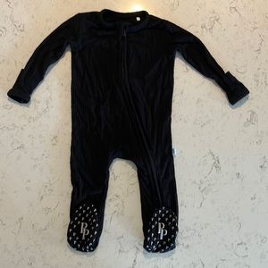 Posh Peanut black ribbed zippered footie 0-3 months